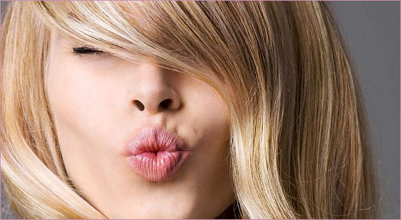 Fryzury na jesień i zimę 2012/2013: gładkie włosy i artystyczny nieład