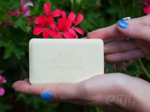 Na kostce mydła organicznego wytłoczona jest nazwa firmy JMO mydło organiczne