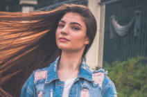 Proteiny na włosy – kiedy ich potrzebują?