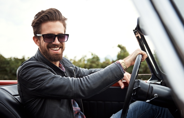 Pompadour - jak ułożyć fryzurę? Stylizacja włosów męskich.