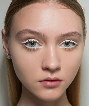 biały eyeliner