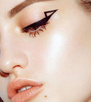 kreska eyelinerem trendy w makijażu 2020